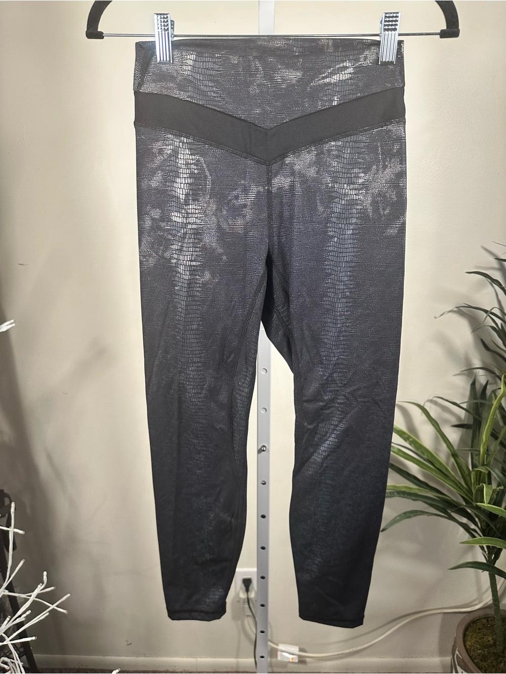 L28. ZYIA Active Metallic Reptile Snakeskin High Rise Leggings Women’s 6-8 Black